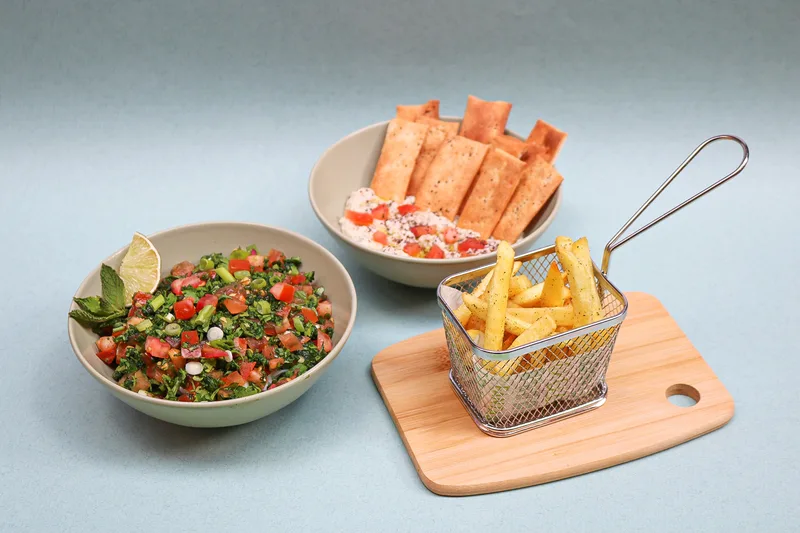 Assortiment de mezzes libanais — houmous, moutabal, labné