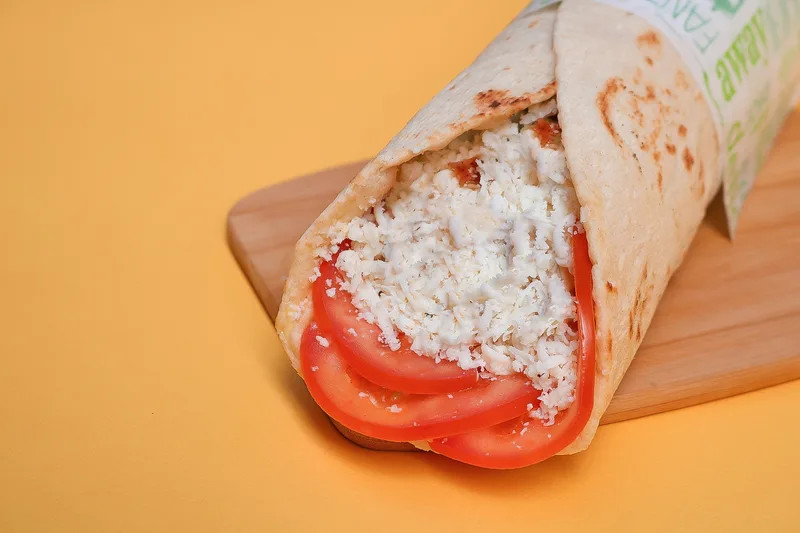 Man'ouche halloumi fromage — halloumi, mozzarella filante, tomate