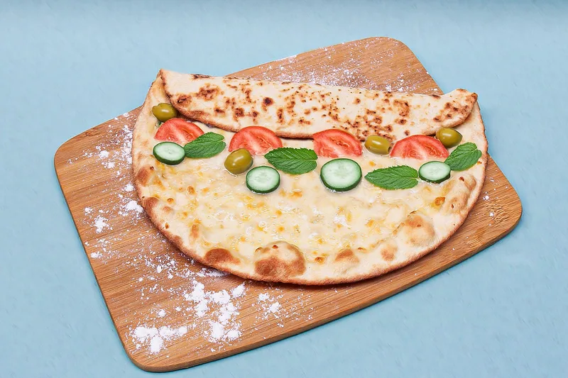 Man'ouche jebné extra — fromage, tomate, concombre, olive, menthe