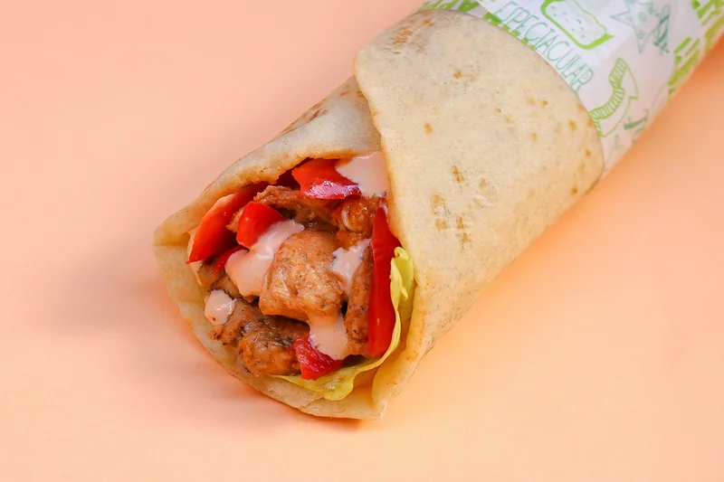 Man'ouche spicy chicken — poulet mariné, poivrons, oignons, sauce épicée