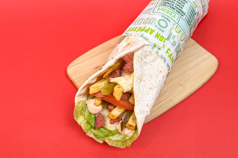 Man'ouche spicy sojok — saucisse de boeuf à l'ail, 3 fromages, frites