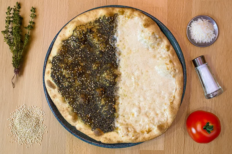Man'ouche zaatar duo — moitié thym, moitié fromage Akkawi