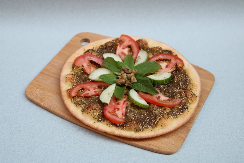 Man'ouche zaatar extra — tomate, concombre, olive, menthe